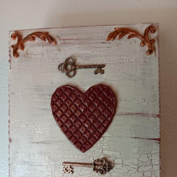 Wood Key Holder. Crackle Paint on Wood with Resin Hearts & Metal Keys. Handmade. - Picture 5 of 7
